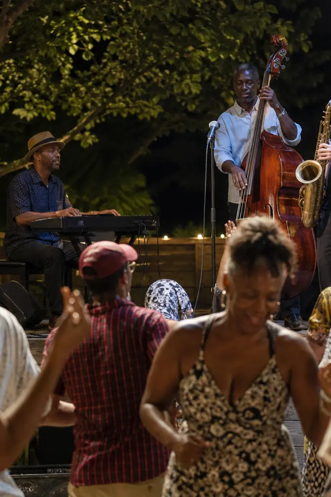 Groupe de jazz sur une petite scène en plein air le soir
