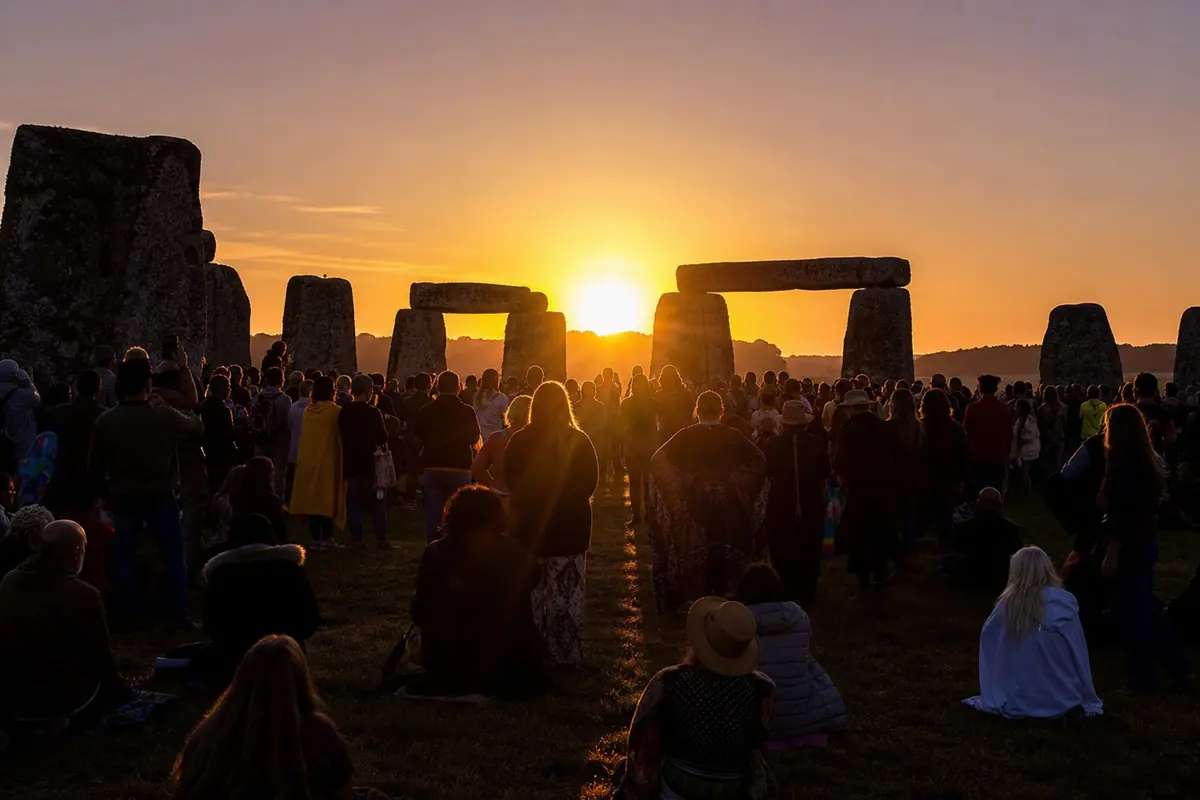 Cercle de pierres au lever du soleil du solstice d'été