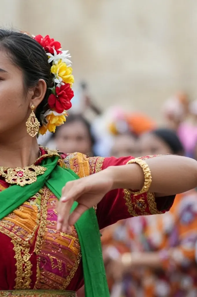 Danseurs traditionnels en costumes colorés en plein air