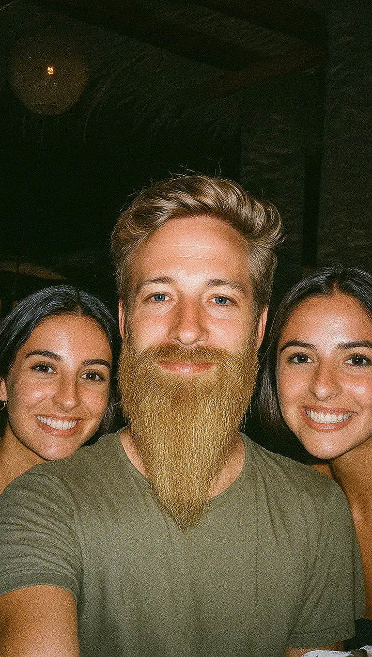 Gauthier Leleu avec une grande barbe blonde et deux amies en soirée pour la journée de la barbe.