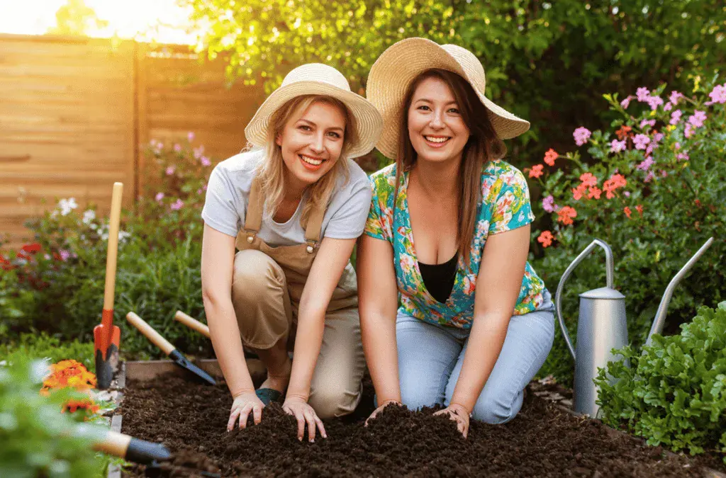 Deux femmes jardinent pour la journée mondiale de la terre
