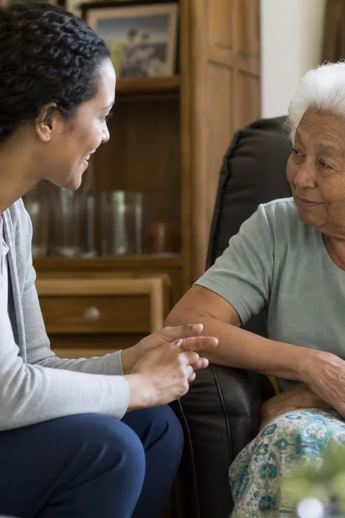 Travailleur social rendant visite à une personne âgée à domicile