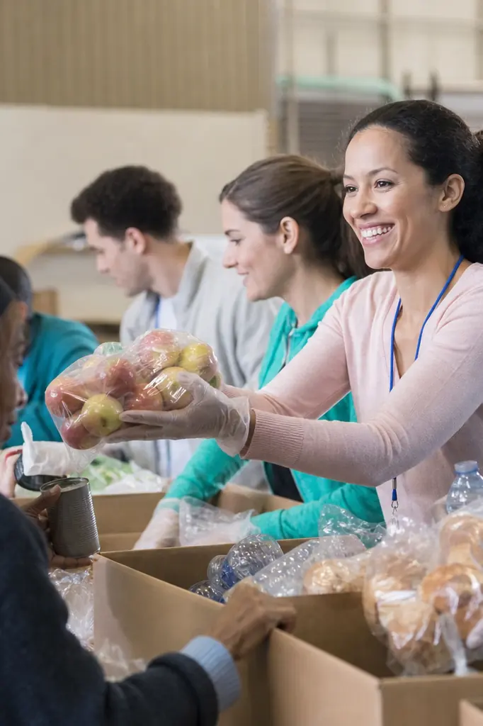 Bénévoles distribuant des denrées dans un centre communautaire
