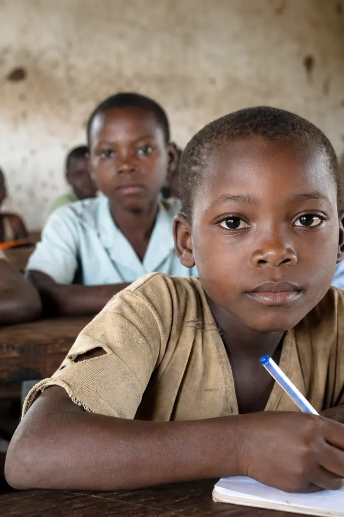 École rurale avec enfants en classe