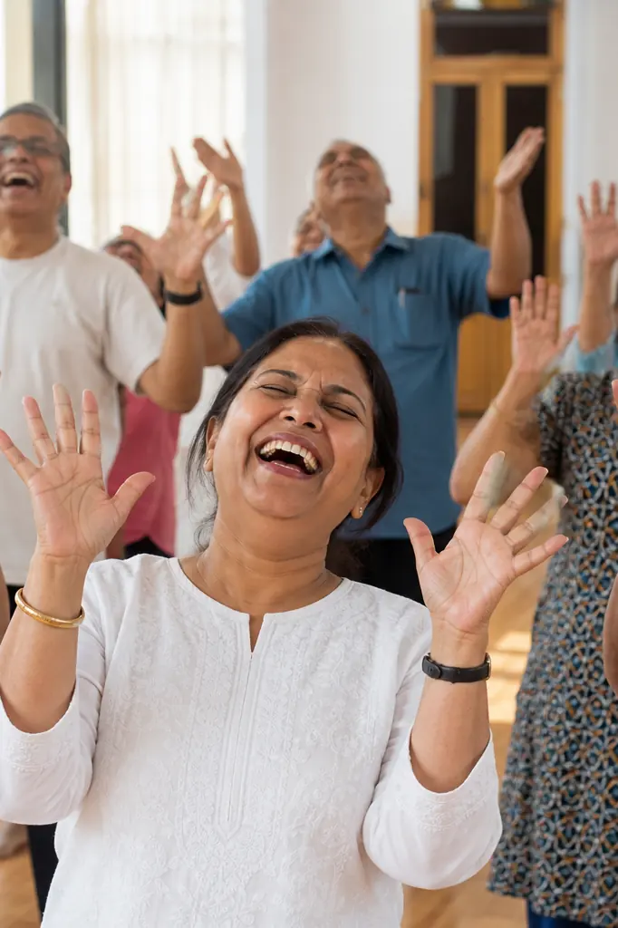 Participants à un cours de yoga du rire dans une salle communautaire lumineuse