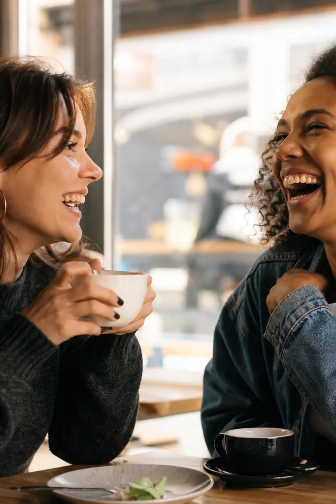 Amis partageant un moment de rire sincère autour d'une table