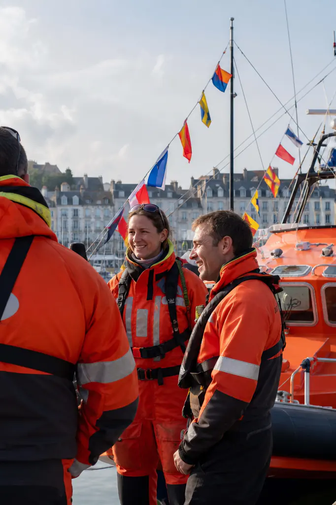 Équipe de sauveteurs en mer de retour au port après une mission de secours