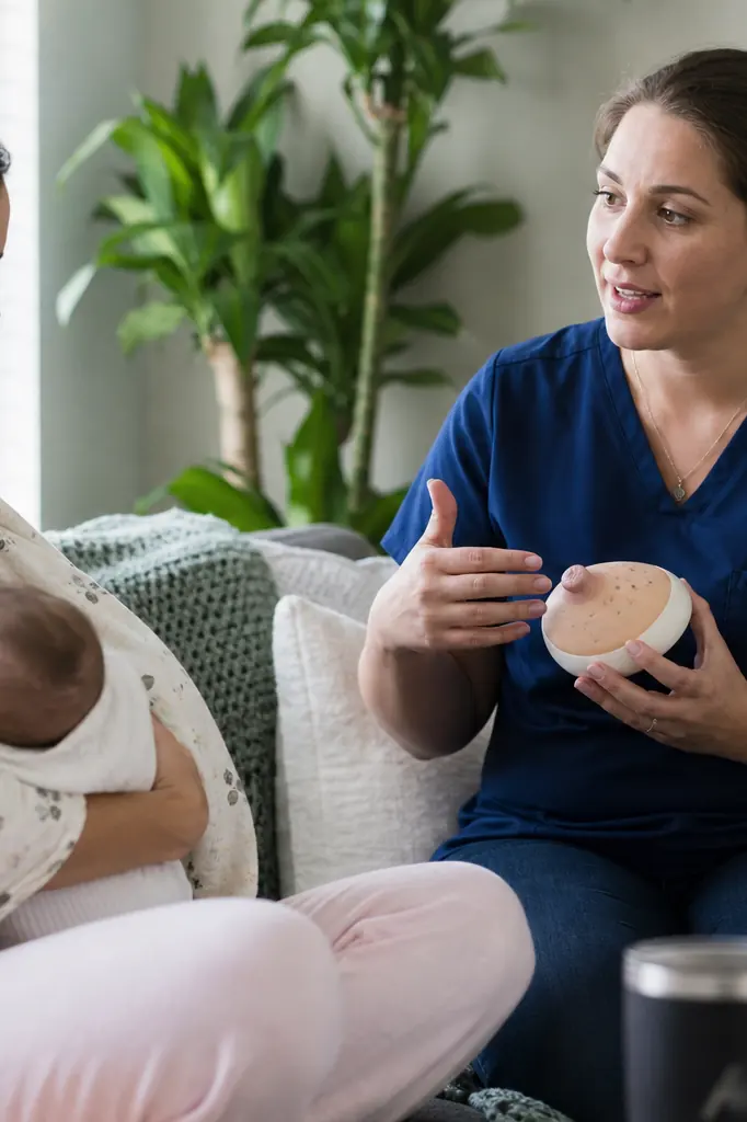 Sage-femme conseillant une jeune mère sur l'allaitement